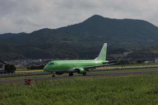 午後の雲に包まれた出雲空港の滑走路 午後の雲に包まれた出雲空港の滑走路 飛行機,航空機,旅客機の写真素材