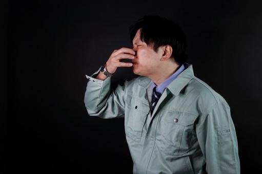 臭いに顔をしかめる男性 臭いに顔をしかめる男性 男性,ストレス,不快感の写真素材