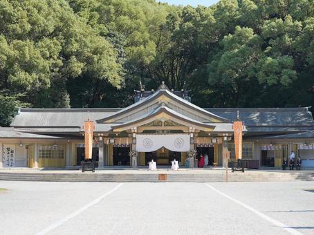 秋の福岡護国神社、奉納祭の日の静寂な境内 秋の福岡護国神社、奉納祭の日の静寂な境内 赤い鳥居,福岡の神社(地域が特定できる場,静かな風景の写真素材