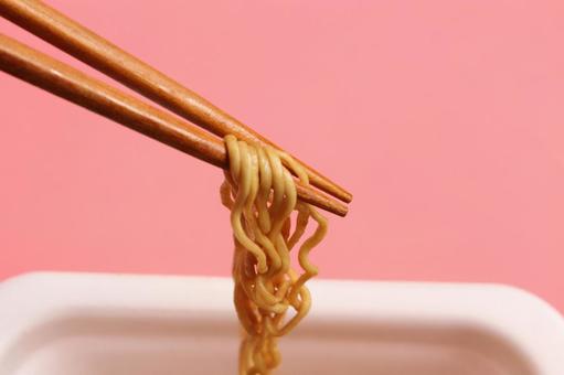 箸で持つインスタントラーメン 箸で持つインスタントラーメン 箸,インスタントラーメン,ラーメンの写真素材