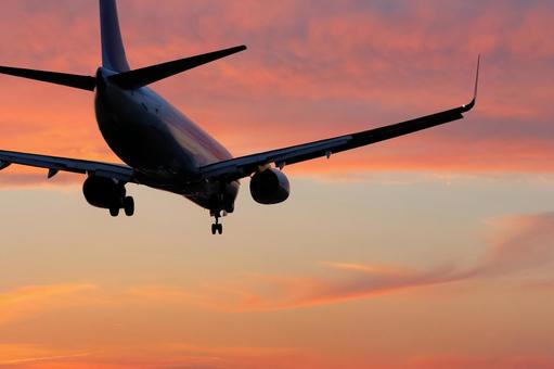 燃える夕焼け｜飛行機シルエット 飛行機,航空機,旅客機の写真素材