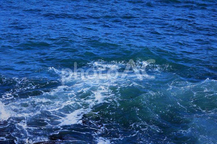 隠れた岩礁にぶつかる波 波,海,白波の写真素材