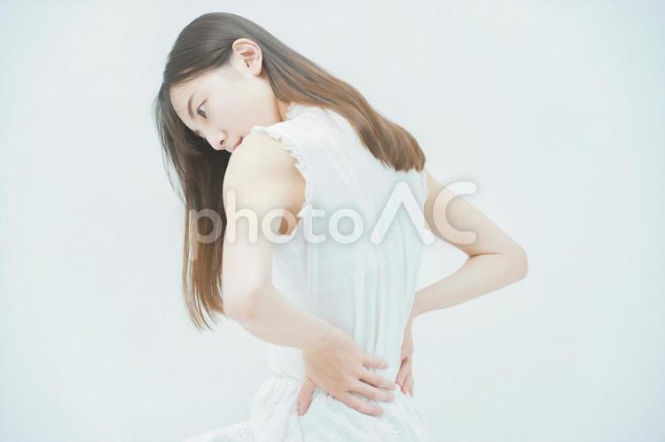 ストレスを抱えた表情をする若い女性  女性,失敗,顔の写真素材