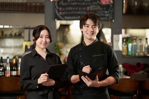 在餐館工作的亞洲男人和女人 在餐館工作的亞洲男人和女人