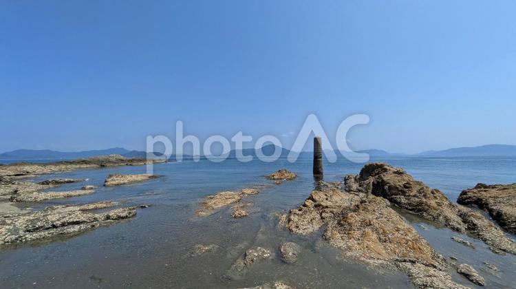 岩と砂浜が織りなす海岸線-03 大角海浜公園,今治市,瀬戸内海の写真素材