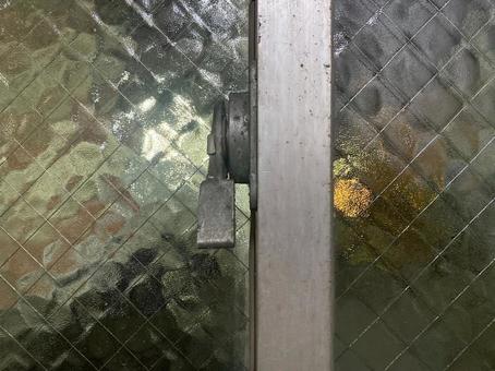 クレセント錠(真正面) クレセント錠(真正面) クレセント錠,鍵,キーの写真素材