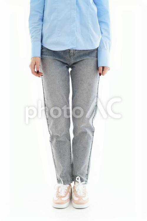 青シャツにグレージーンズの正面向きの人の足 足,顔なし,足元の写真素材