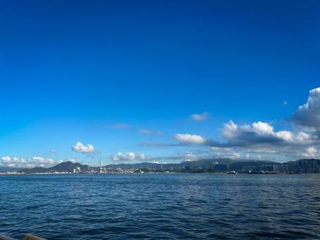 青空と白い雲が広がる香港の海と山の風景 青空と白い雲が広がる香港の海と山の風景の写真