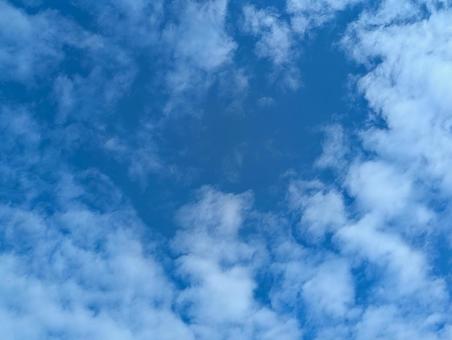 ふわふわな雲と青との写真