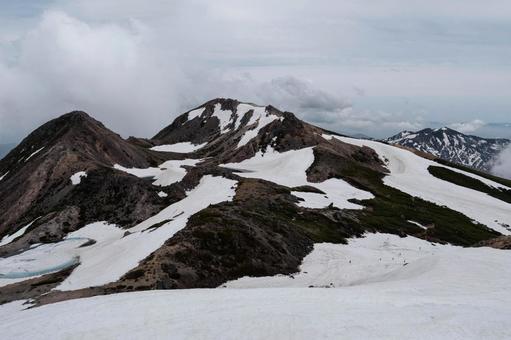 6月の白山 白山,御前峰,剣ヶ峰の写真素材