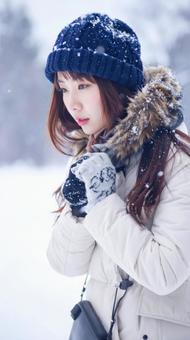 雪山の中の女性の横顔 寒そう 真冬 雪山の中の女性の横顔 寒そう 真冬の写真