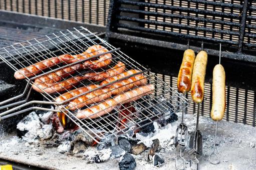 網や串で焼かれるソーセージ ソーセージ,焼く,バーベキューの写真素材