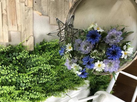 緑と紫系の花の写真