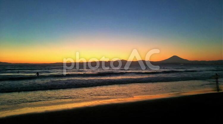 夕方の海 日暮れ,暁,海の写真素材