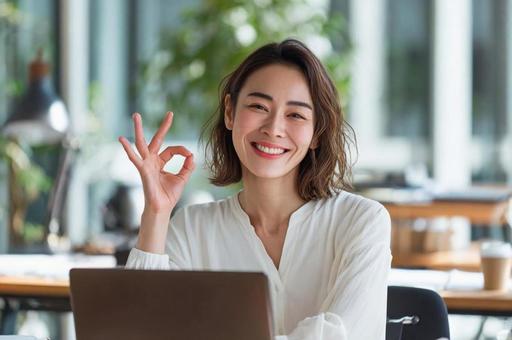 OKサインをするビジネス女性 OKサインをするビジネス女性の写真