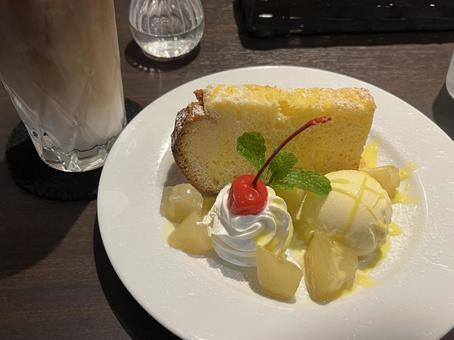オレンジのシフォンケーキ アイス添え オレンジのシフォンケーキ アイス添え スイーツ,シフォンケーキ,オレンジのの写真素材