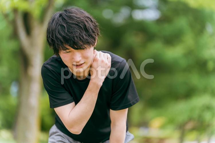 脱臼・肩こり・肩を痛めて悩む男性 肩,脱臼,痛いの写真素材