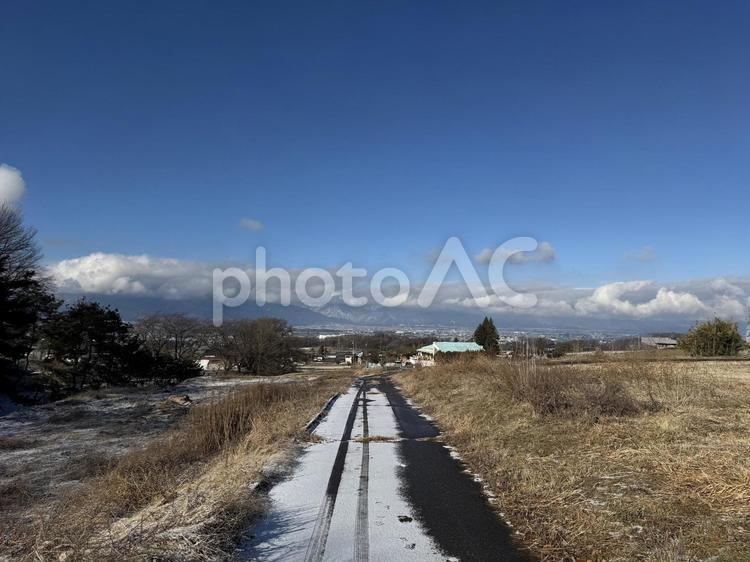 少し雪が積もった道路（信州） 冬,winter,信州の写真素材