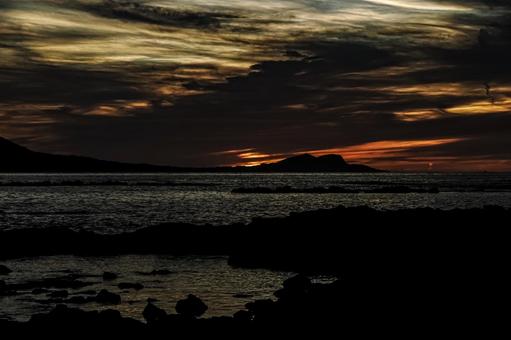 <Goto scenery> Coastal scenery at dawn in summer, landscape, sea, breaking dawn, JPG