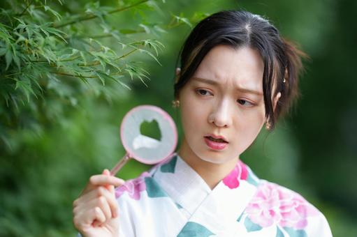 浴衣姿の女性がホイを見て考える 女性,浴衣,ポイの写真素材