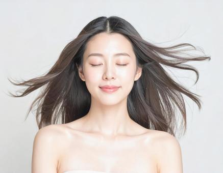 正面から風を受ける女性の写真