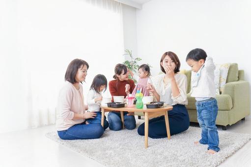 ランチパーティーをするママ友と子供 ランチパーティーをするママ友と子供 仲良し,ふれあい,男子の写真素材