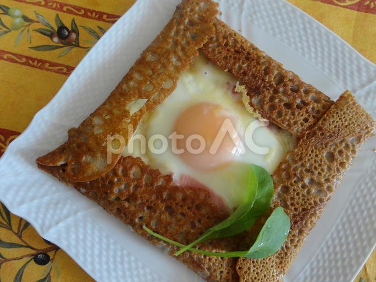 	卵とチーズがとろける朝フランスのガレット ガレット,フランス,そば粉の写真素材