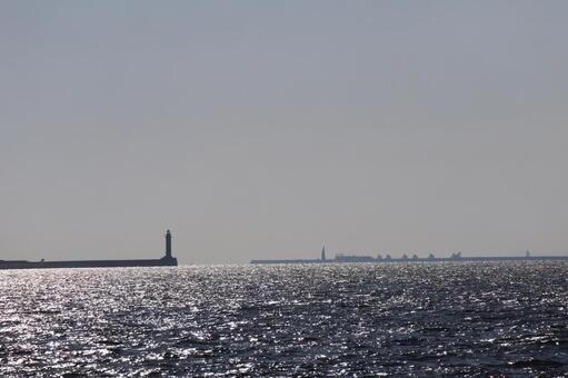 きらきら光る海面と灯台と街と空の風景 きらきら,光る,海面の写真素材