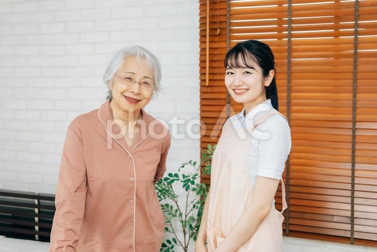 笑顔の高齢者女性と女性スタッフ 訪問介護,在宅介護,介護の写真素材