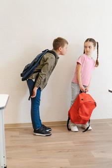 女の子に睨みつける男の子 男の子,女の子,子どもの写真素材