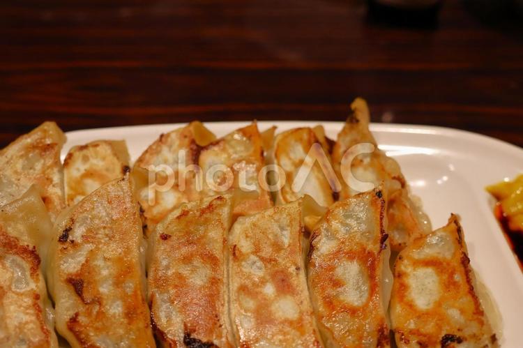 中華料理店の焼き餃子 背景,焼き餃子,餃子の写真素材