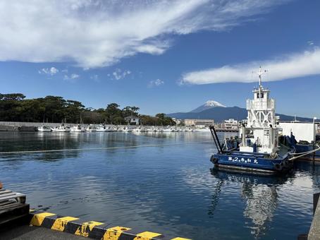沼津漁港。 沼津漁港,静岡県沼津市,漁港の写真素材