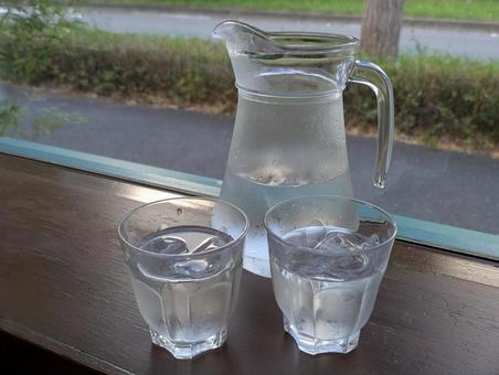 横浜市都筑区見花山の窓際の水ピッチャー ガラス器,イタリアンレストラン,グラスの写真素材