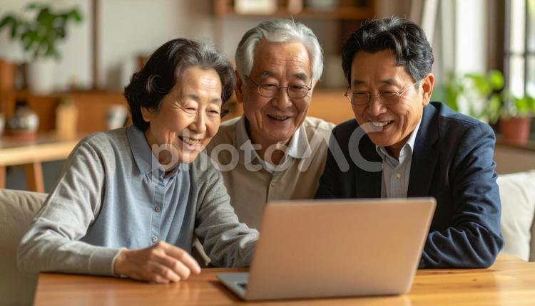 ビジネスマンが持つ画面を見るシニア夫婦 夫婦,相談,営業の写真素材