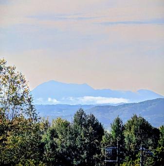 北海道の山と雲の写真