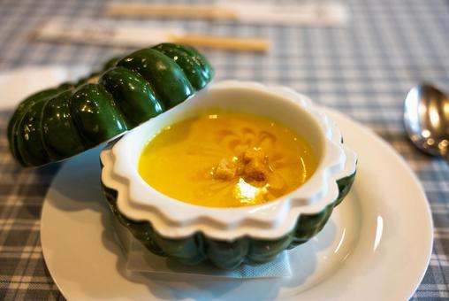 かぼちゃ型器の温かいスープ スープ,ポタージュ,パンプキンスープの写真素材