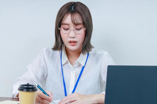 仕事中に独り言をいう若い女性 仕事中に独り言をいう若い女性 独り言,女性,若いの写真素材