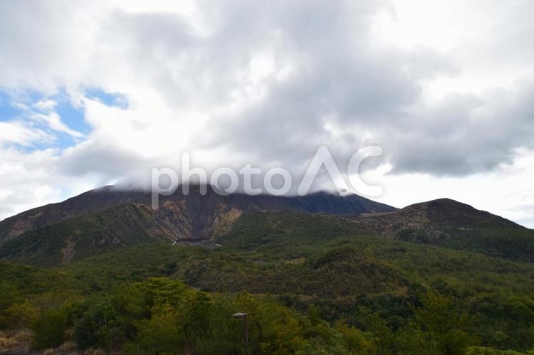 雲に覆われた桜島の雄大な火山の風景 桜島,火山,活火山の写真素材