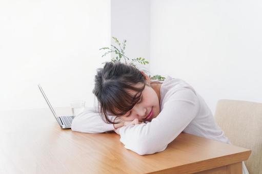 寝る女性 自宅,若手,疲れるの写真素材
