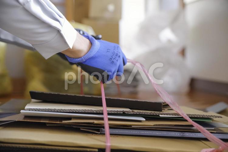 実家の片付けと不用品の分別作業 ゴミ屋敷,清掃代行,顔なしの写真素材