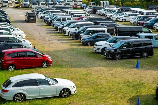 夏祭りイベント会場の駐車場に並んだ車 夏祭りイベント会場の駐車場に並んだ車 自動車,車,乗り物の写真素材