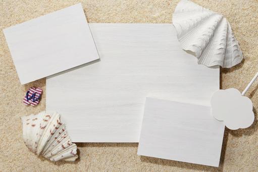 砂浜に白い板と貝殻 白木,バックグラウンド,砂浜の写真素材