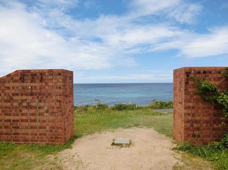 山口 下関 角島 レンガの壁から見える海 山口 下関 角島 レンガの壁から見える海 夢崎波の公園,角島,海と空の写真素材