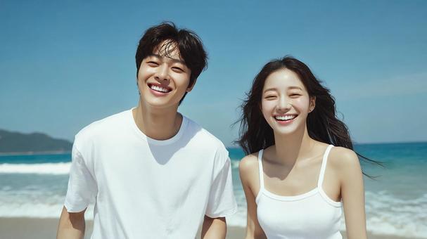 青い海と白いTシャツの二人の写真