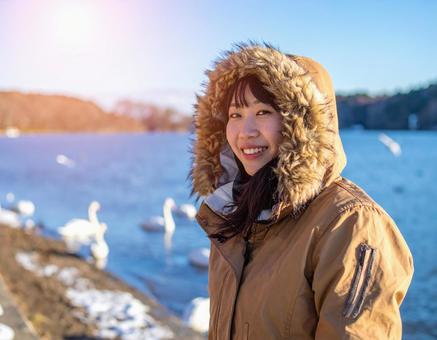 冬の湖・白鳥を観察する彼女 冬の湖・白鳥を観察する彼女の写真
