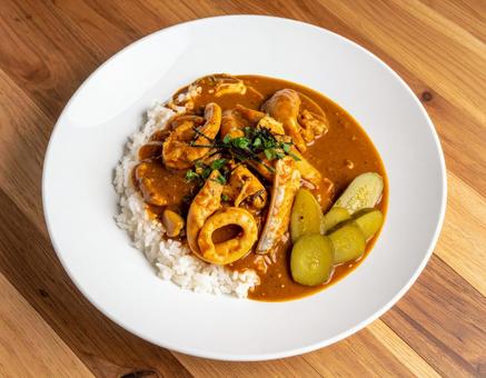 A full view of seafood curry in a multi-angle composition, seafood curry, fukujinake, curry and rice, JPG