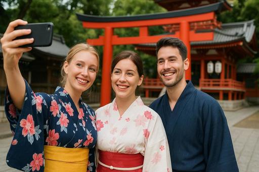 神社で浴衣姿の外国人観光客・日本旅行 神社で浴衣姿の外国人観光客・日本旅行の写真