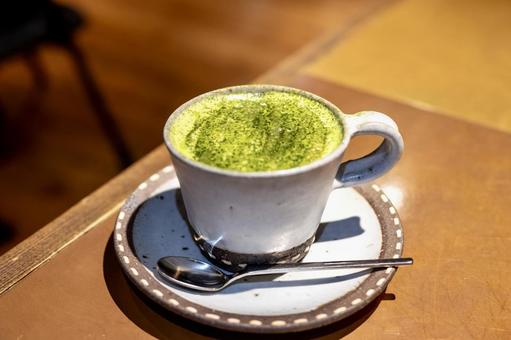 和カフェで楽しむ抹茶ラテの香り豊かな一杯 和カフェで楽しむ抹茶ラテの香り豊かな一杯 抹茶ラテ,カフェ,屋内の写真素材