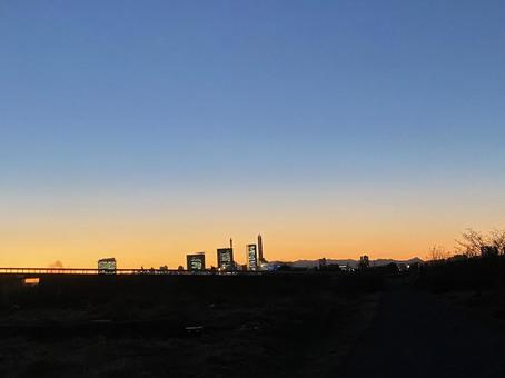 滲むオレンジ 滲むオレンジ 夕暮,ビル街,自然の写真素材