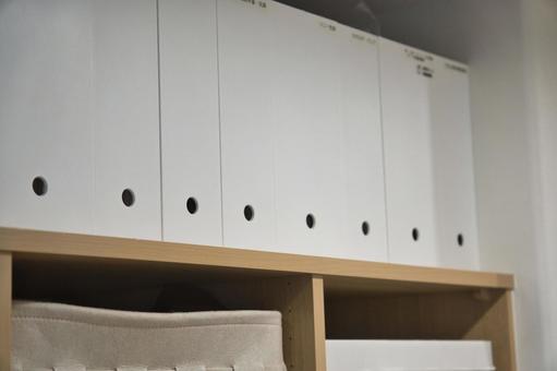 棚の上に整頓されたファイルボックス 収納,整理,整頓の写真素材